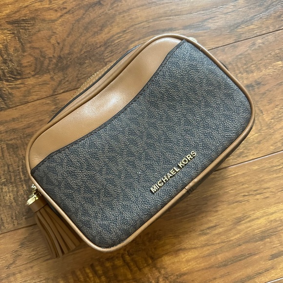 Michael Kors Convertible Logo Belt Bag - Picture 5 of 8